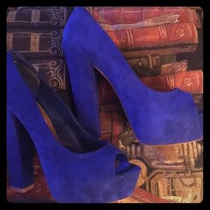 Steve Madden blue suede shoes 👠 Peep toe heels!